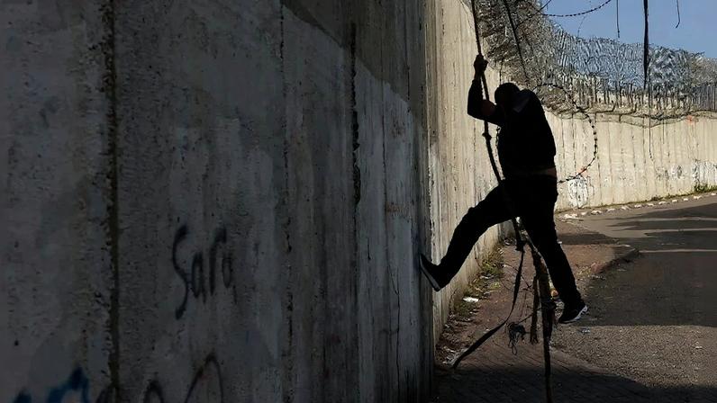 Um palestino tenta romper uma barreira criada por israelenses para separar a Cisjordânia e Jerusalém. Foto: AHMAD GHARABLI / AFP