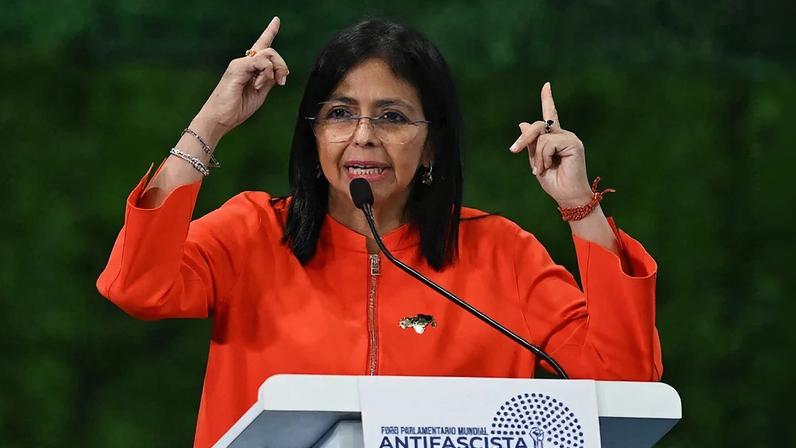 Delcy Rodríguez, vice de Maduro e presidente interina, parece ter topado o roteiro trumpista – Imagem: Juan Barreto/AFP