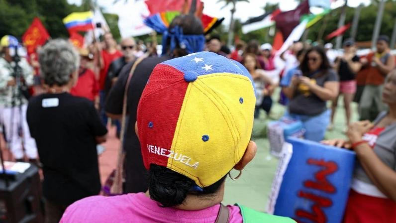 Manifestação em apoio ao presidente venezuelano Nicolás Maduro na embaixada da Venezuela no Brasília em 3 de janeiro. Foto: Sérgio Lima/AFP