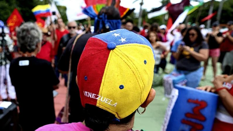 Manifestação em apoio ao presidente venezuelano Nicolás Maduro na embaixada da Venezuela no Brasília em 3 de janeiro. Foto: Sérgio Lima/AFP