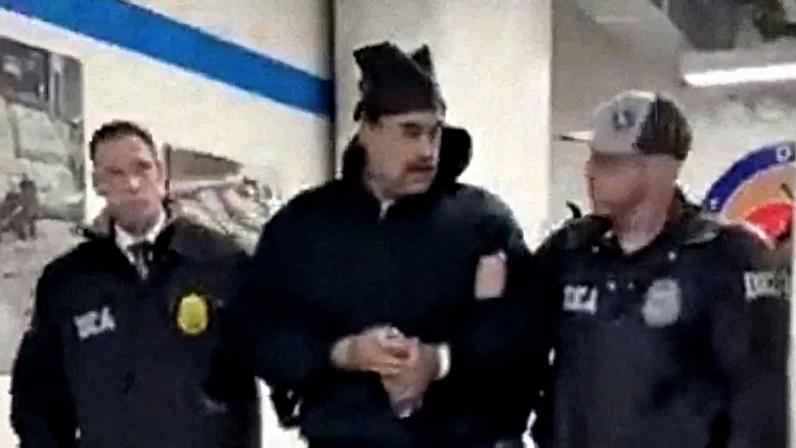 Maduro é conduzido por agentes policiais na chegada ao centro de detenção para onde foi levado nos EUA – foto: AFP PHOTO / X account of Rapid Response 47