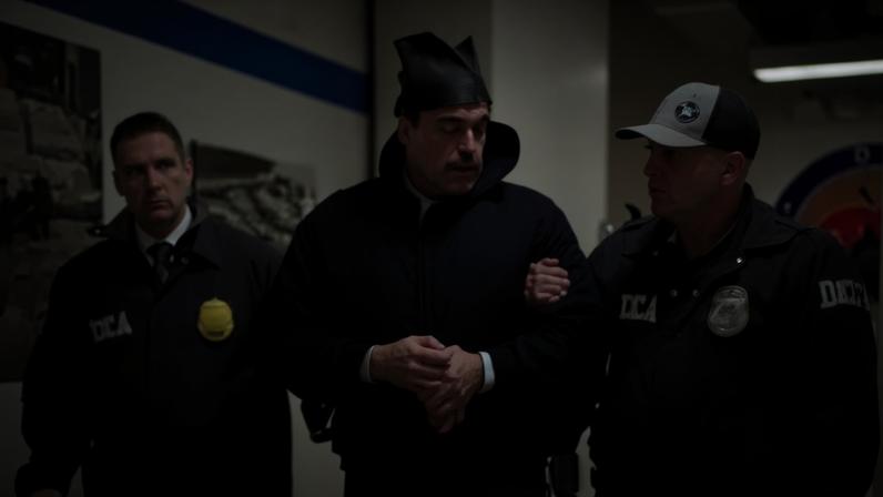 Maduro é conduzido por agentes policiais na chegada ao centro de detenção para onde foi levado nos EUA – foto: AFP PHOTO / X account of Rapid Response 47