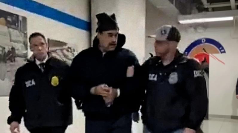 Maduro é conduzido por agentes policiais na chegada ao centro de detenção para onde foi levado nos EUA – foto: AFP PHOTO / X account of Rapid Response 47