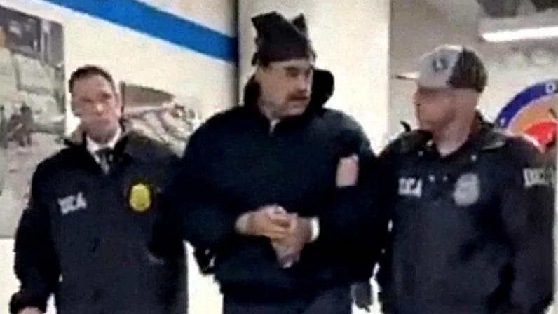 Maduro é conduzido por agentes policiais na chegada ao centro de detenção para onde foi levado nos EUA – foto: AFP PHOTO / X account of Rapid Response 47