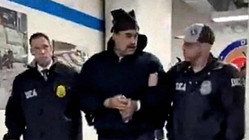Maduro é conduzido por agentes policiais na chegada ao centro de detenção para onde foi levado nos EUA – foto: AFP PHOTO / X account of Rapid Response 47