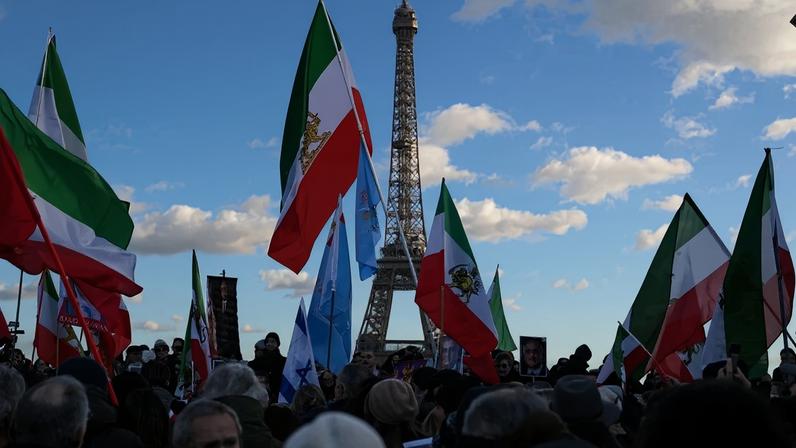 Durante protesto, manifestantes exibem bandeira usada pelo Irã antes da revolução islâmica de 1979 – foto: Blanca Cruz/AFP
