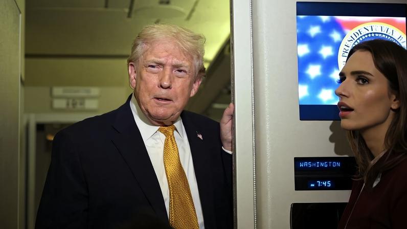 Donald Trump conversa com jornalistas em seu avião oficial após os EUA atacarem a Venezuela. Foto: Jim WATSON / AFP