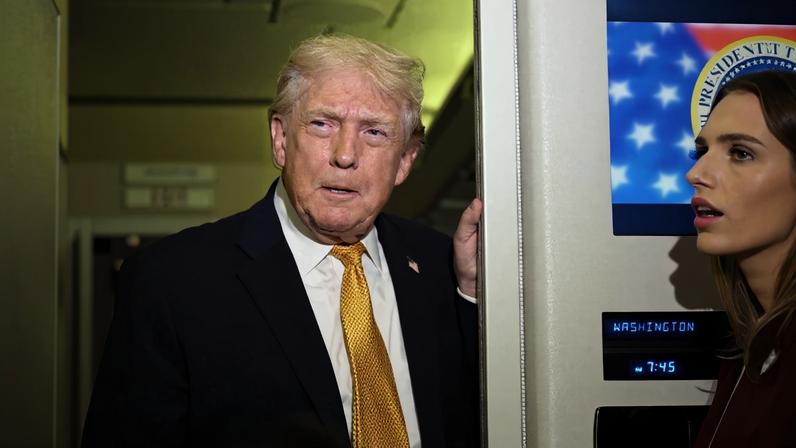 Donald Trump conversa com jornalistas em seu avião oficial após os EUA atacarem a Venezuela. Foto: Jim WATSON / AFP