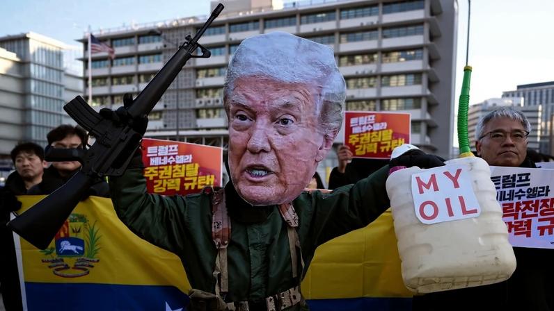 A ação de Trump na Venezuela é alvo de intensos protestos ao redor do mundo. Na imagem, sul-coreanos se manifestam contra a operação liderada pelo presidente dos EUA. Foto: Jung Yeon-je / AFP