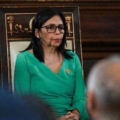Presidente interina da Venezuela inicia governo sob pressão