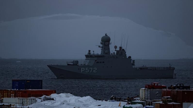 Um navio da Marinha Dinamarquesa durante uma patrulha em Nuuk, na Groenlândia. Odd Andersen/AFP