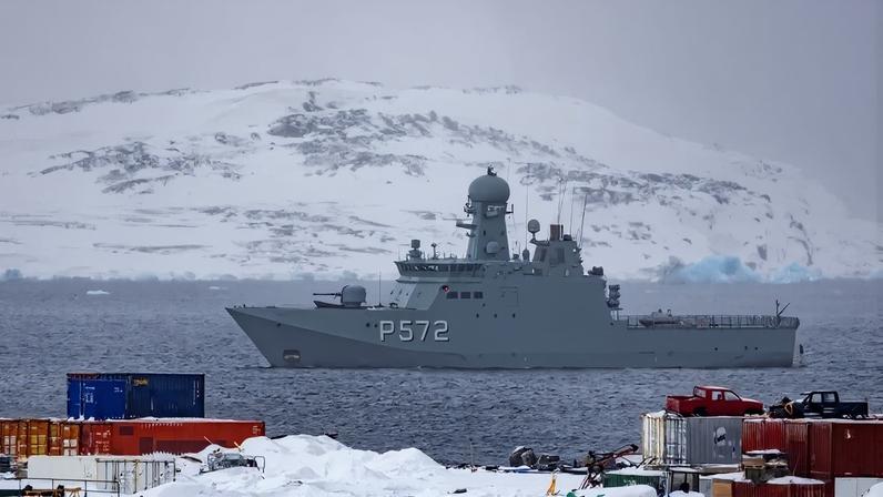 Um navio da Marinha Dinamarquesa durante uma patrulha em Nuuk, na Groenlândia. Odd Andersen/AFP