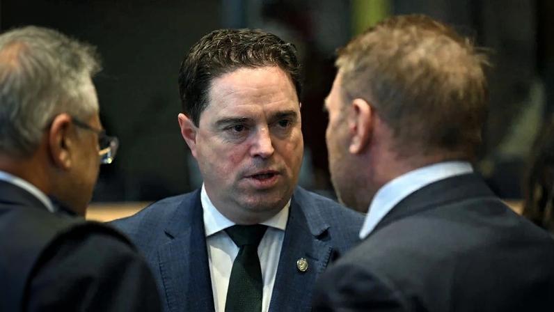 O ministro da Agricultura da Irlanda, Martin Heydon, discute com representantes de outros países da UE a assinatura do acordo com o Mercosul – foto: Nicolas Tucat/AFP