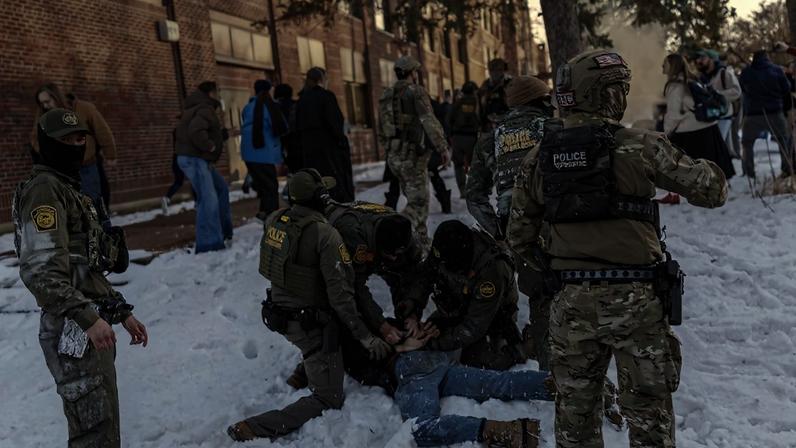 Agentes da Patrulha da Fronteira dos EUA detêm uma pessoa perto da Roosevelt High School durante o horário de saída dos alunos, enquanto ações federais de fiscalização da imigração provocavam protestos em Minneapolis, Minnesota, em 7 de janeiro de 2026. Foto: Kerem YUCEL / AFP