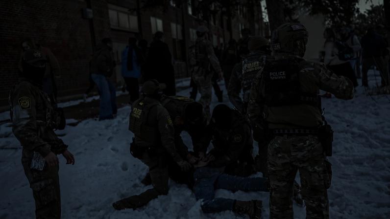 Agentes da Patrulha da Fronteira dos EUA detêm uma pessoa perto da Roosevelt High School durante o horário de saída dos alunos, enquanto ações federais de fiscalização da imigração provocavam protestos em Minneapolis, Minnesota, em 7 de janeiro de 2026. Foto: Kerem YUCEL / AFP