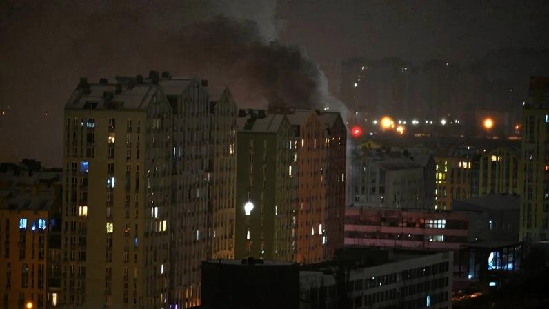 A Rússia volta a atingir Kiev, a capital da Ucrânia. Foto: Eugene KOTENKO / AFP