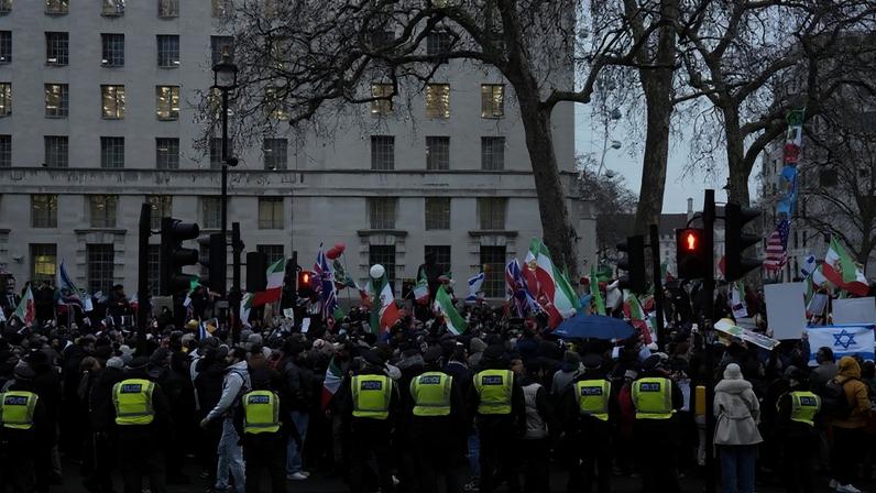 Forças de segurança atuam durante protesto de cidadãos iranianos em Londres – foto: Carlos Jasso/AFP