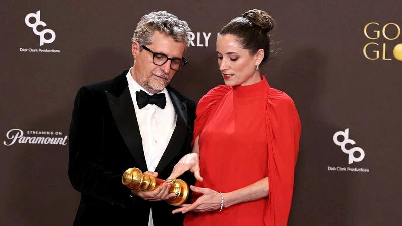 O diretor Kleber Mendonça Filho e a produtora francesa Emilie Lesclaux após a vitória no Globo de Ouro. Foto: Etienne Laurent/AFP