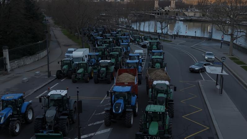 Tratores estacionados junto ao rio Sena, que corta a capital francesa – foto: Geoffroy van der Hasselt/AFP