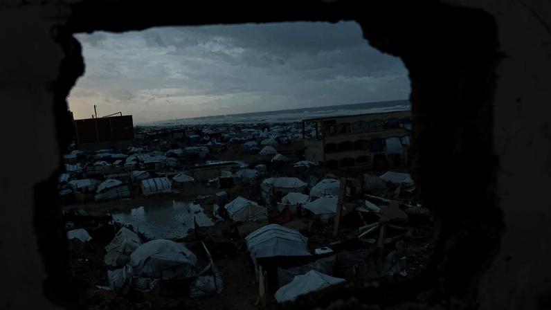 Abrigos improvisados em meio à destruição de Gaza – foto: Omar Al-Qattaa/AFP