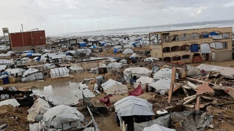 Abrigos improvisados em meio à destruição de Gaza – foto: Omar Al-Qattaa/AFP