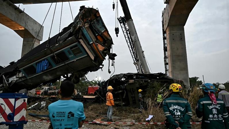 Equipes de resgate atuam no atendimento às vítimas do acidente na Tailândia – foto: Lillian Suwanrumpha/AFP