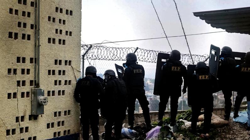 Forças de segurança da Guatemala atuam para conter a rebelião em estabelecimentos prisionais do país – foto: Edwin Bercian/AFP