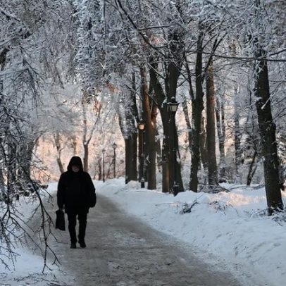 Ucrânia se prepara para frio enquanto ataques russos atingem rede elétrica