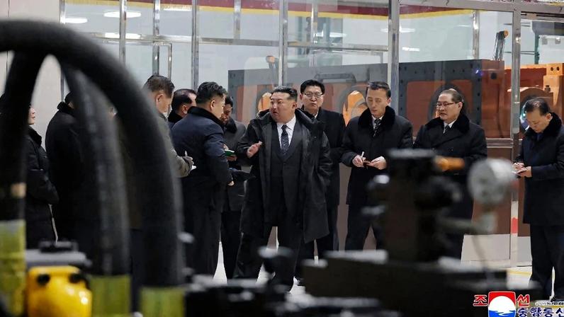 Kim Jong Un e sua comitiva inspecionam fábrica norte-coreana – foto: KCNA VIA KNS/AFP