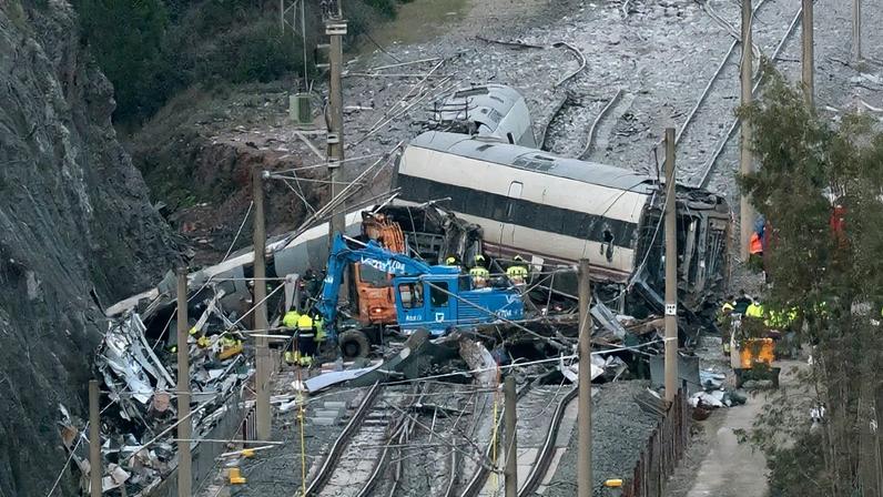 Investigações buscam detalhes sobre a causa do acidente entre dois trens na Espanha – foto: Jorge Guerrero/AFP