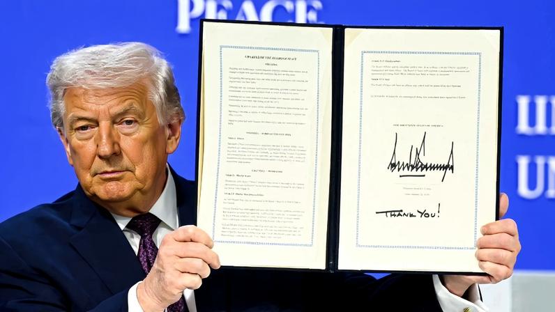 Presidente dos Estados Unidos, Donald Trump, apresenta o documento de fundação do Conselho de Paz – foto: Fabrice Coffrini/AFP