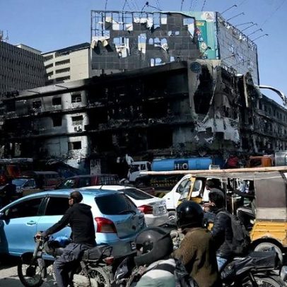 Mortos em incêndio em shopping no Paquistão sobem para 67