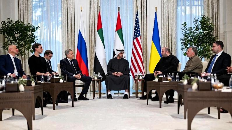 O presidente dos Emirados Árabes, xeque Mohamed bin Zayed recebeu as delegações da Rússia, da Ucrânia e dos Estados Unidos – foto: UAE PRESIDENTIAL COURT/AFP