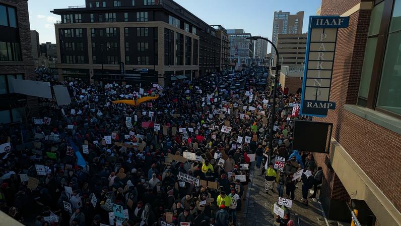 Milhares de pessoas em um protesto em Minneapolis contra as ações anti-imigração do governo Donald Trump. Foto: Roberto Schmidt/AFP
