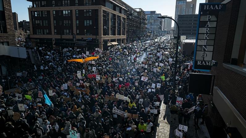 Milhares de pessoas em um protesto em Minneapolis contra as ações anti-imigração do governo Donald Trump. Foto: Roberto Schmidt/AFP