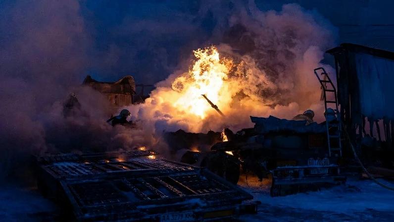 Socorrista atua em local de ataque em Kiev –foto: Oleksandr Magula/AFP