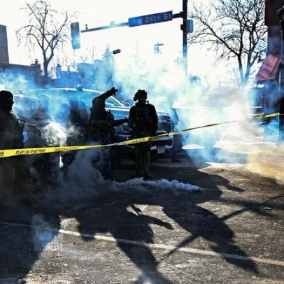 Homem morre após ser baleado por agentes de migração em Minneapolis, polícia diz