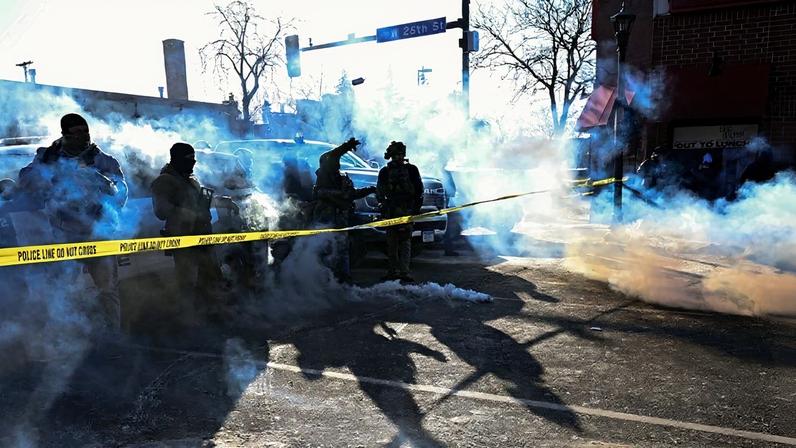 Agentes de segurança atacam manifestantes em Minneapolis – Foto: Roberto Schmidt/AFP