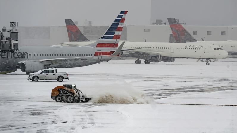 A tempestade de neve causou o cancelamento de voos – foto: Joseph Prezioso/AFP