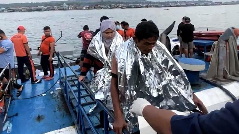 Ocupantes da balsa resgatados após do naufrágio – foto: AFP PHOTO/ Governor Mujiv Hataman