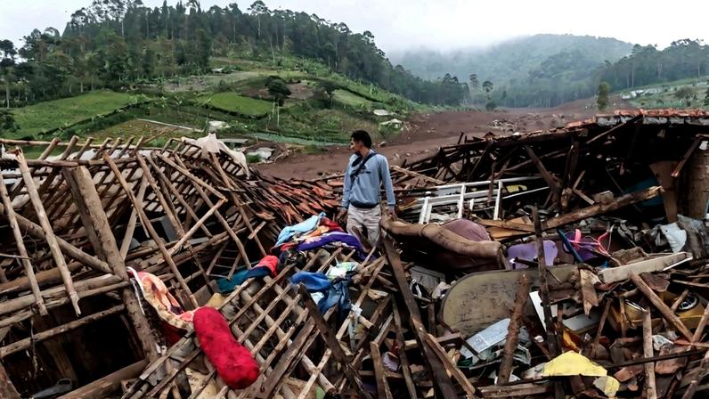 Equipes de resgate atuam para tentar localizar as pessoas desaparecidas após deslizamento na Indonésia – foto: Aditya Aji/AFP