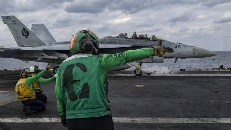 Nesta foto divulgada pela Marinha dos EUA em 31 de janeiro de 2026, um F/A-18F Super Hornet se prepara para decolar do convés de voo do porta-aviões USS Abraham Lincoln (CVN-72) durante operações de voo de rotina no Mar Arábico, em 28 de janeiro de 2026. Washington enviou um grupo de ataque naval ao Oriente Médio liderado pelo porta-aviões USS Abraham Lincoln, após o presidente dos EUA, Donald Trump, ameaçar intervir militarmente no Irã. Foto: Zoe SIMPSON / US NAVY / AFP