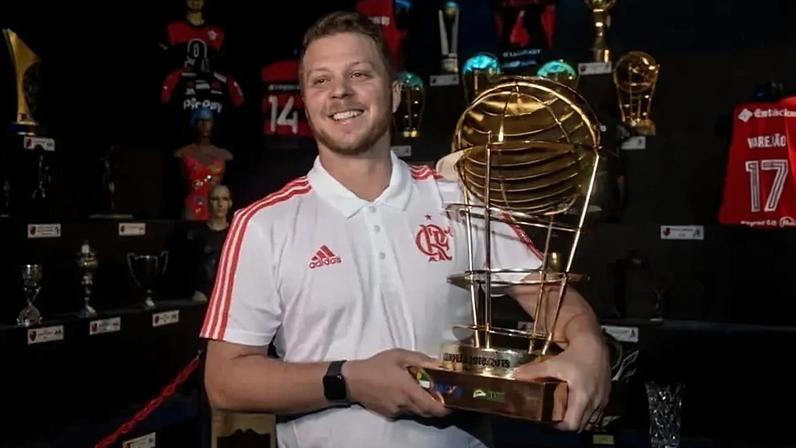 Gustavo de Conti com troféu do NBB após título pelo Flamengo (Foto: Marcelo Cortes / Flamengo)