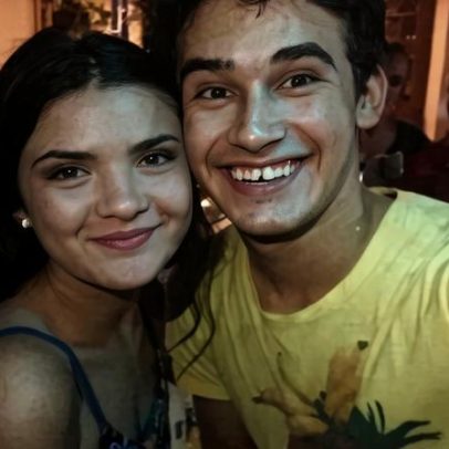 Filipe Bragança: foto mostra sorriso sem dentes ao lado de atriz de Chiquititas