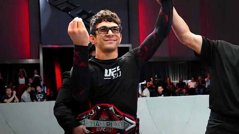 Mikey Musumeci comemora após a vitória sobre Keven Carrasco no UFC BJJ 3, em outubro de 2025. (Chris Unger/Zuffa LLC)
