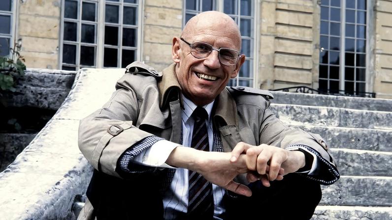 Estrutura do poder. Nascido em 1926, em Poitiers, Foucault partiu cedo, aos 58 anos, e teve palestras e manuscritos publicados postumamente – Imagem: Michele Bancilhon/AFP