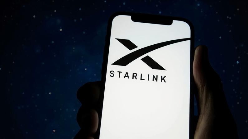Fotografia do logo da Starlink na tela de um celular.