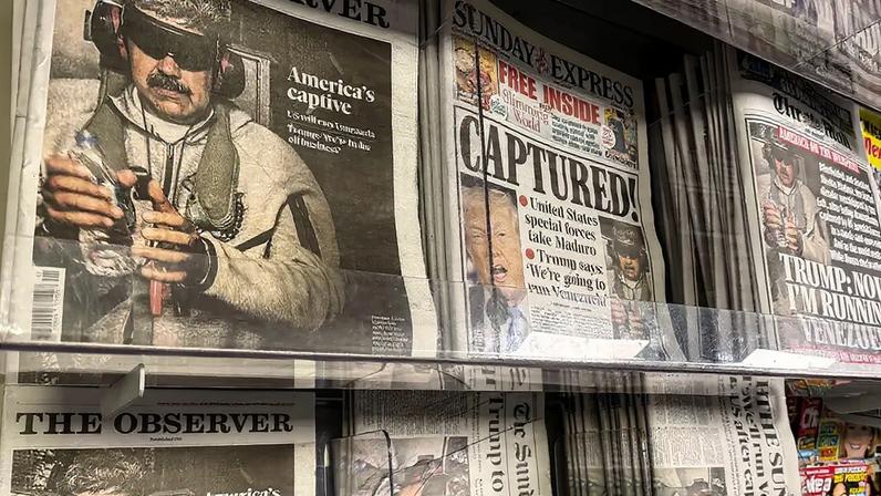 Fotografia das capas de jornais britânicos exibem notícias sobre a captura e prisão do presidente Nicolás Maduro, da Venezuela, em uma banca de jornais, em 4 de janeiro de 2026, em Somerset, Inglaterra.