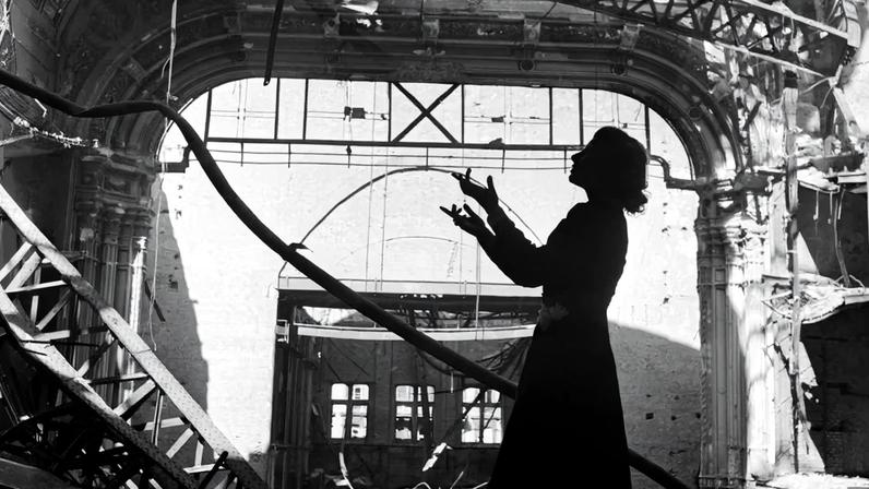 Lee Miller, Irmgard Seefried Opera singer, singing an aria from ’Madame Butterfly’ (1945)