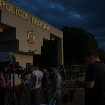 Carlos contesta prisão de Bolsonaro na PF por violação de direitos humanos
